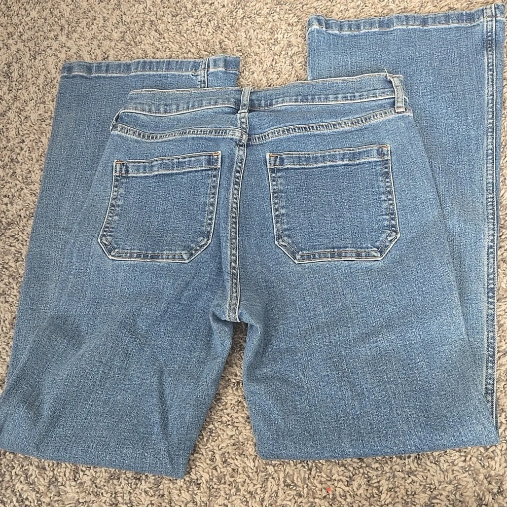 GAP Patch Pocket High Rise Flare Jeans - Picture 4 of 6